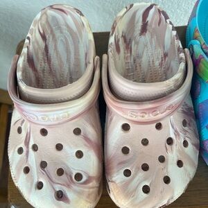 CROCS Kids Marbled Pink & Cream Classic Clogs J3